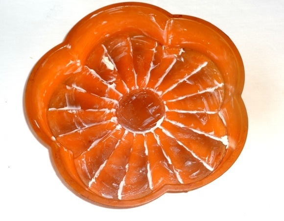 Форму смазать кусочком холодного маргарина.