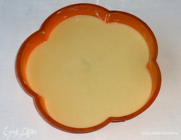 Вылить тесто в форму. Поставить форму с тестом в микроволновую печь.