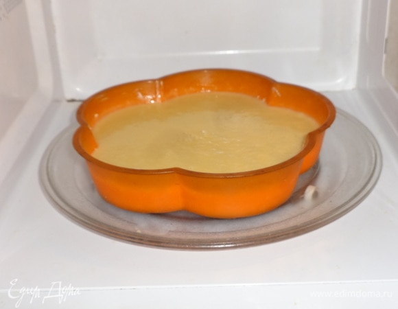 Выпекать в микроволновой печи при мощности 800 Вт в течение 6 минут.