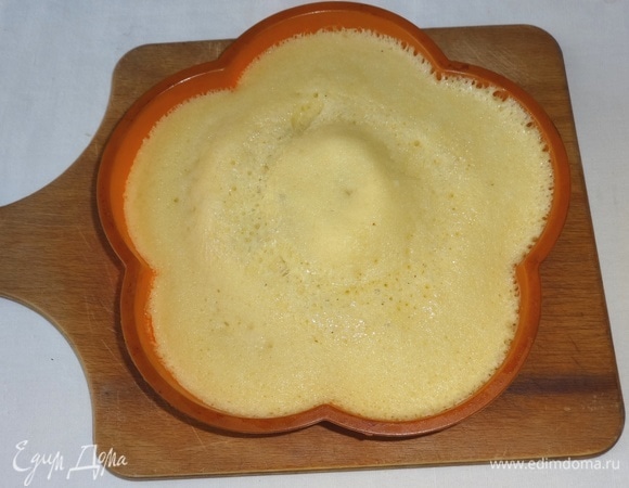 Готовый пирог вытащить из СВЧ. Провести тонким ножом между стенками формы и пирогом.