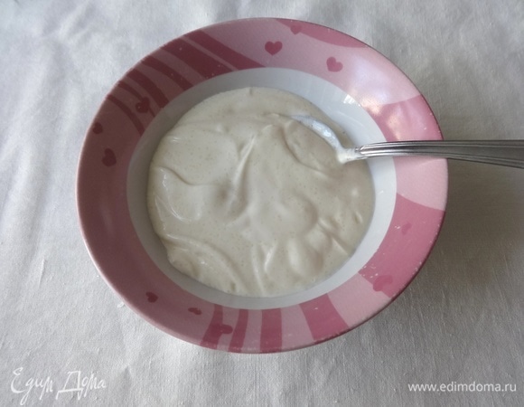 Для крема сметану взбить с сахаром.