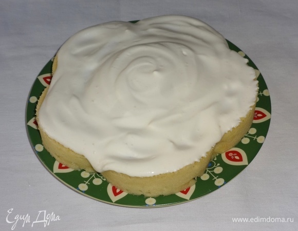 Остывший пирог выложить из формы на тарелку. Смазать кремом.