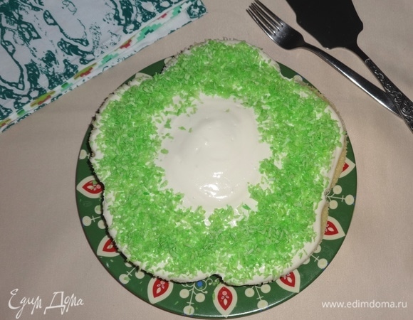 Посыпать пирог кокосовой стружкой.