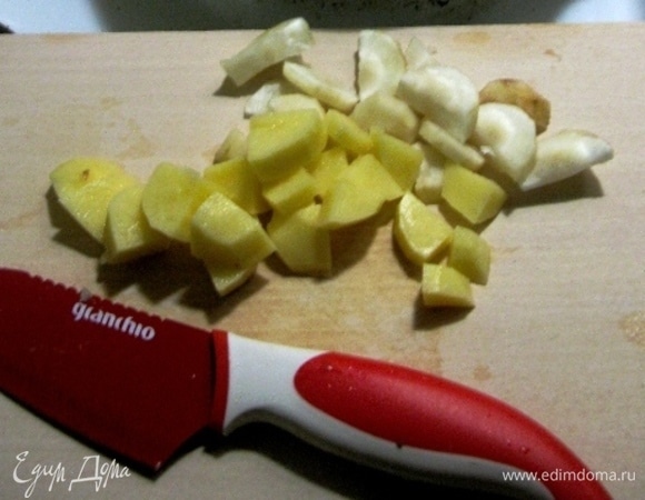 Нарезаем все овощи небольшими ломтиками (мне нравится, когда топинамбур нарезан лепестками, а картофель — кубиками, но это дело вкуса каждого).