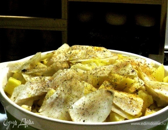 Укладываем овощи в керамическую форму для запекания и приправляем.