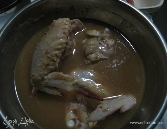 Крылья лучше брать домашние, тогда и вкус мяса другой, и аромат. Маринуем в минеральной воде, французской горчице и соевом соусе около суток (тогда и хрящики мягкими станут, и мясо успеет полностью пропитаться).