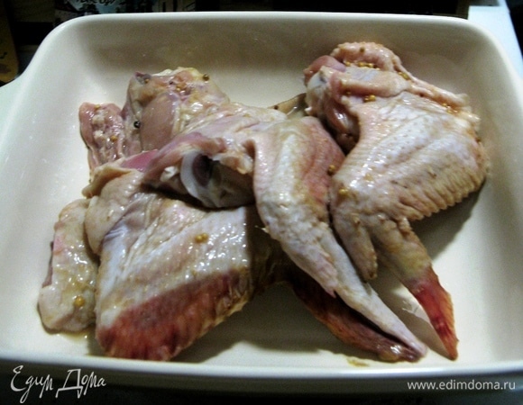 Укладываем крылья в форму керамическую для запекания. Можно залить соусом, в котором они мариновались, тогда мясо будет нежное. Я, например, не очень люблю смешивать при приготовлении гарнир и мясо, но, опять же, это дело вкуса. В таком варианте вкус у мяса будет свой и у гарнира тоже свой, что добавит пикантности.