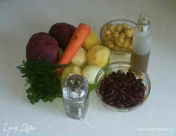 Собираем все ингредиенты вместе. Так как я использую консервированную фасоль в банке, то перед использованием ее необходимо промыть под проточной водой. Шампиньоны для борща я использую тоже консервированные, и их тоже нужно промыть под водой.