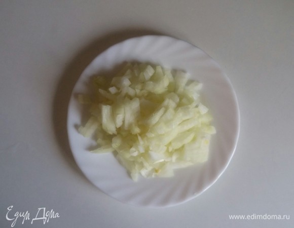 Репчатый лук режем кубиками.