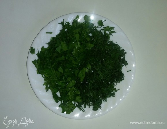 Зелень мелко режем.