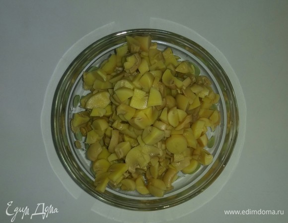 Шампиньоны режем пополам и еще раз пополам.