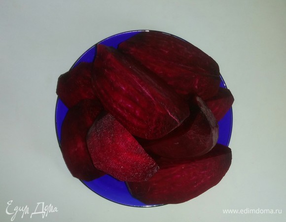 Очищенную свеклу разрезаем на 4 части (так удобнее будет ее тереть).