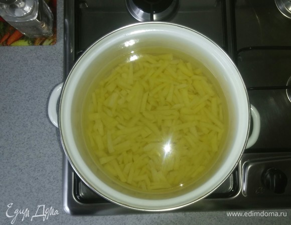 В кастрюлю (у меня кастрюля объемом 4 литра) кладем нарезанную картошку и наливаем 2,5 литра воды. Ставим кастрюлю на большую конфорку на полную мощность и доводим до кипения, чтобы убрать пену.