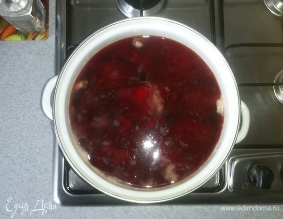 Добавляем к картошке свеклу, уменьшаем огонь конфорки до минимума и варим 30 минут.