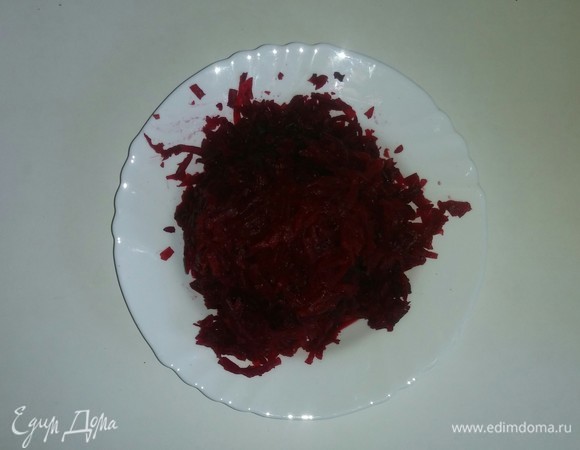 Спустя 30 минут достаем свеклу из кастрюли и трем ее на крупной терке. Кусками я ее варю потому, что ее так проще тереть.