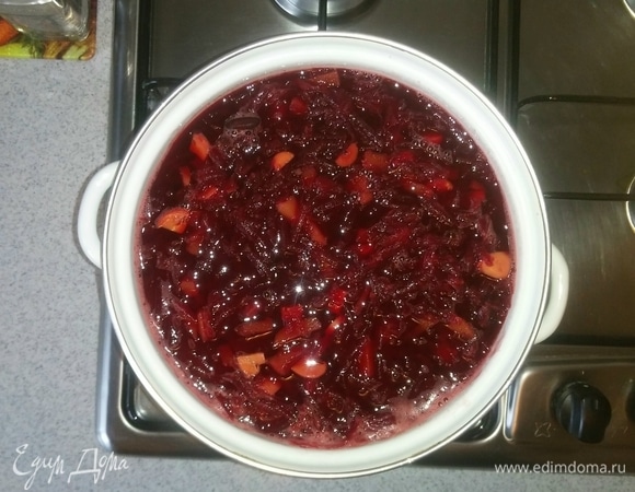 Затем возвращаем свеклу в кастрюлю, добавляем туда грибы, фасоль и варим еще минут 20–25. Огонь не увеличиваем и продолжаем до конца варить на маленьком огне.