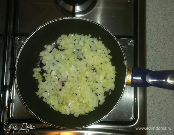 Пока овощи варятся, смазываем сковороду оливковым маслом, ставим ее на небольшой огонь и пассеруем лук.