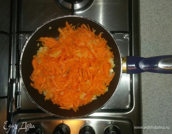 Добавляем к луку морковь, солим, перчим.
