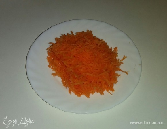 Трем морковь на мелкой терке.