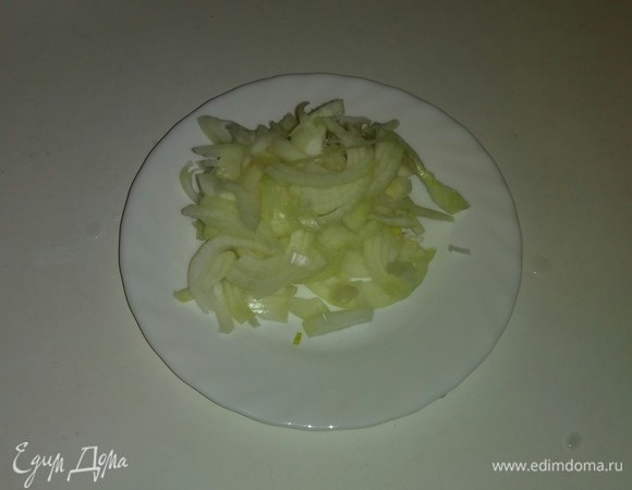 Лук режем полукольцами.
