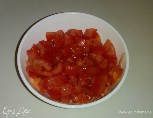 Помидоры тоже режем кубиками.