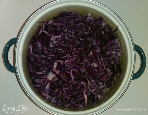 Капусту режем достаточно мелко и кладем в кастрюлю.