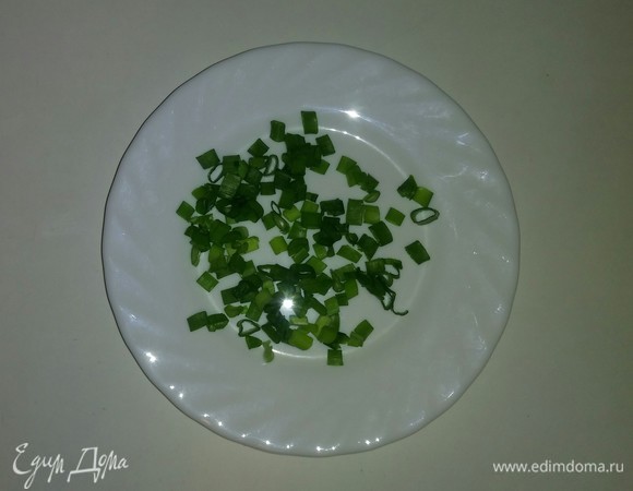 Режем зеленый лук.