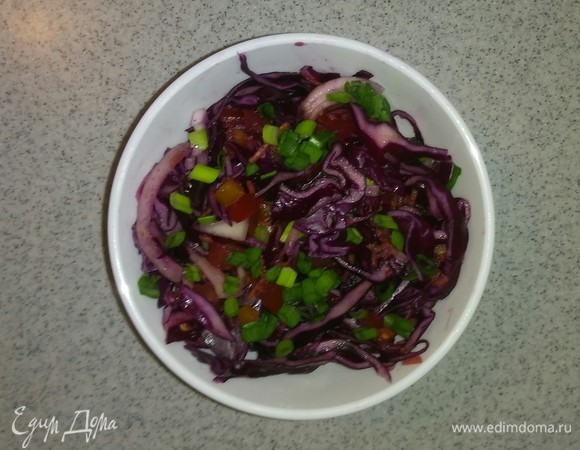 Через 30 минут достаем кастрюлю с салатом из холодильника. Кладем салат порционно и украшаем его зеленым луком. Салат готов. Приятного аппетита!