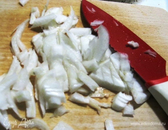 Шинкуем капусту (если использовать белокочанную, то лучше очень тонко шинковать, вкус будет лучше). С пекинкой по-другому: она сочная и водянистая, поэтому вкуснее ее нарезать крупно, тогда не пропадет сочность вкуса.