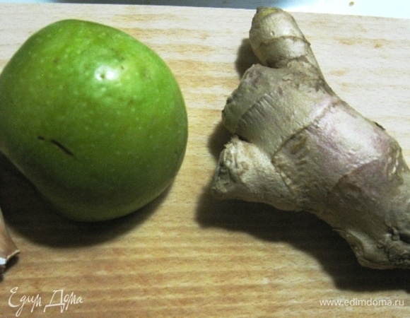 Потом, конечно, нарезаем все ингредиенты: яблоко — лепестками и кубиками, а имбирь — лепестками или соломкой, как и чеснок.