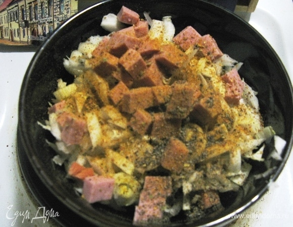 Лично мне очень нравится, когда в салате много специй, но это дело вкуса каждого. Соединяем все ингредиенты и заправляем маслом и соусом, даем постоять минут 5 (лучше в холодильнике).