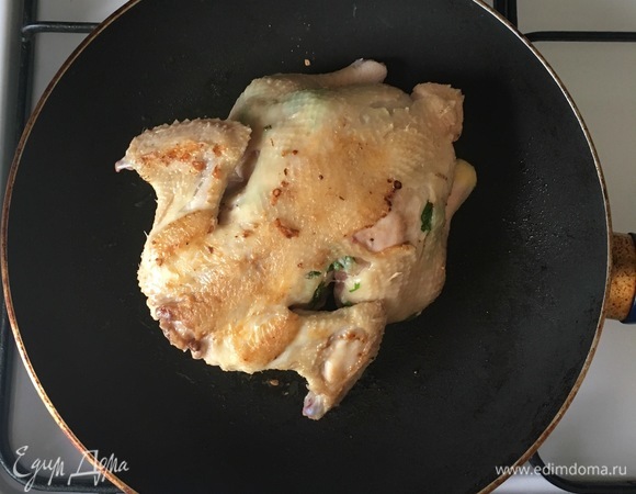 Около 20–30 минут обжаривать цыпленка на среднем огне, переворачивая, чтобы он со всех сторон покрылся золотистой хрустящей корочкой.