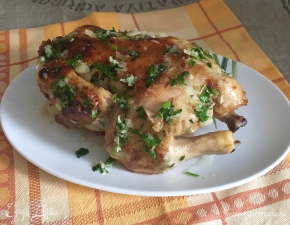 Полить этим соусом цыпленка и подавать горячим.