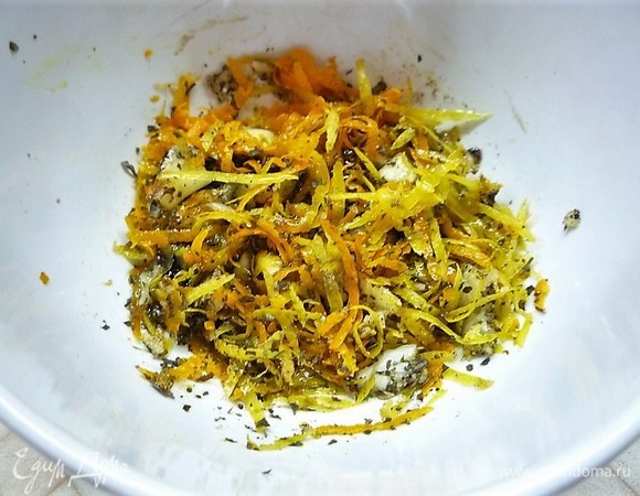 Приготовим маринад: растираем в ступке орегано, цедру, чеснок, перец и соль. Вливаем оливковое масло и бальзамический уксус, перемешиваем.