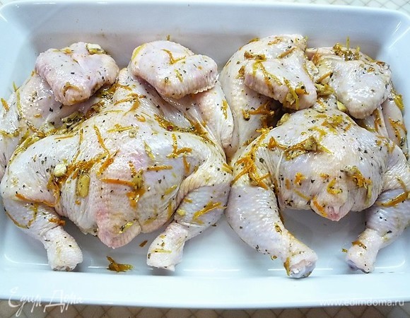 Тушки цыплят моем, просушиваем, разрезаем по спинке или грудке. После этого тушки нужно распластать. Выкладываем тушки в форму для запекания или на противень кожей вверх и натираем маринадом со всех сторон.