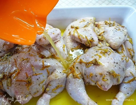 В противень с цыплятами наливаем цитрусовый сок.