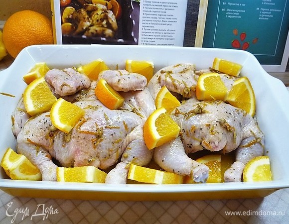 Оставшийся апельсин разрезаем на дольки и выкладываем к цыплятам.