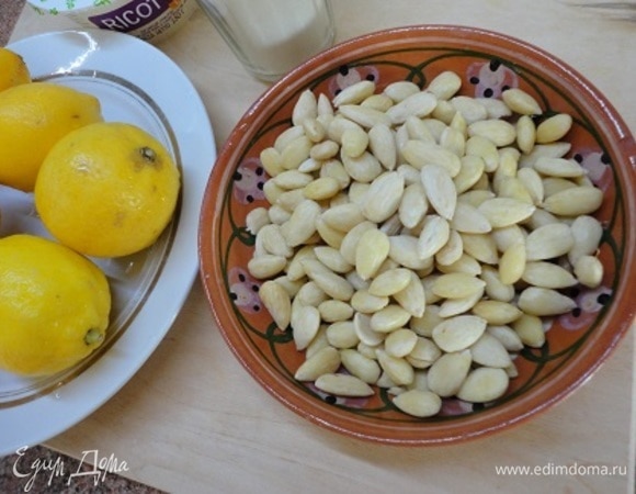 Я заранее представила, что пирог должен быть нежно-лимонного цвета, поэтому решила очистить миндаль от шелухи, чтобы он не давал серый оттенок. Это легко сделать, залив орехи кипятком на 10–15 минут. Кожица легко соскальзывает с зерен.