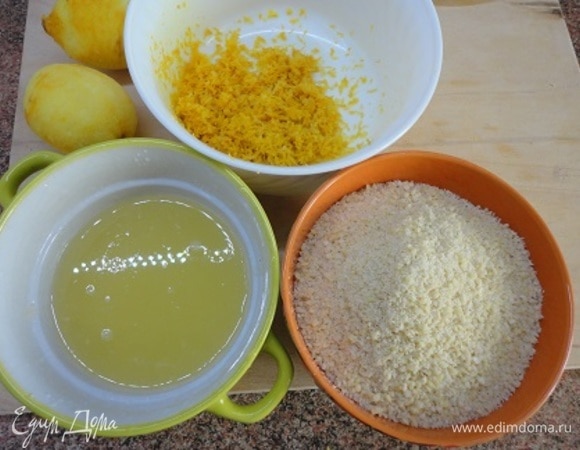 Подготовленный миндаль измельчаем в блендере. Снимаем цедру со всех лимонов и выжимаем сок из 3 лимонов.