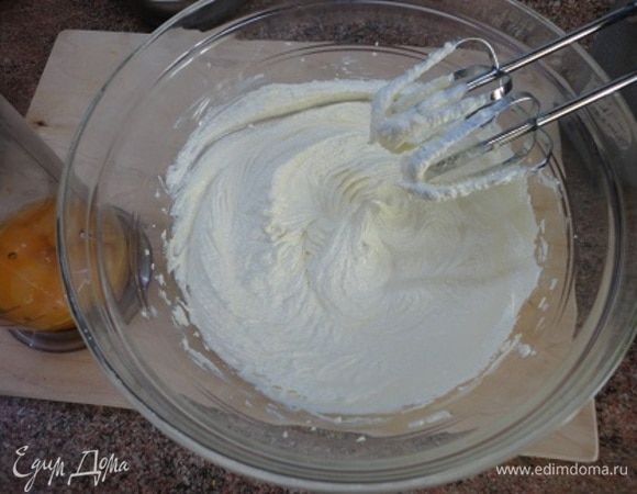 Включаем духовку для разогрева на 150°C. Мягкое сливочное масло (200 г) взбиваем с сахаром (130 г) в пышную белую массу.