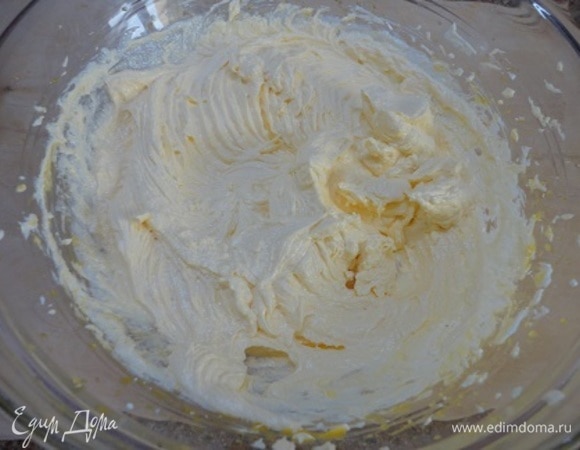 Желтки отделяем от белков и по одному вводим в масло, продолжая взбивать. Масса приобретает красивый кремовый цвет.