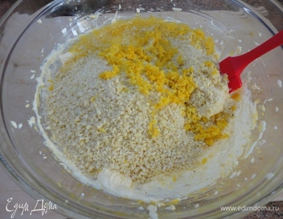 К маслянисто-яичной смеси добавляем цедру, сок лимона, молотый миндаль и (в последнюю очередь) муку (70 г). Перемешиваем.