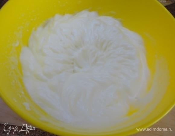 Белки взбиваем со щепоткой соли.