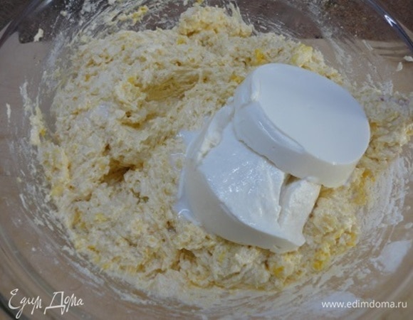 В тесто добавляем рикотту, перемешиваем и вводим белки. В смазанную оставшимся маслом форму диаметром 27 см выкладываем тесто и выпекаем 45 минут. По истечении данного времени я не открывала духовку еще минут 10.