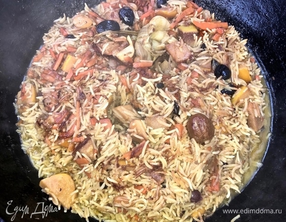 Как-то так под миской будет. Чеснок и айву сверху удалить и плов аккуратно перемешать.