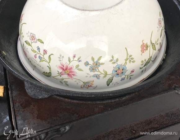 И накрываем горку миской. Очень плотно надо накрыть, чтобы из-под крышки ничего не улетучивалось. Огня под казаном никакого уже нет. Так, угольки. Ну можно несколько лучинок подбросить. Минут двадцать как минимум надо плов под миской доводить.