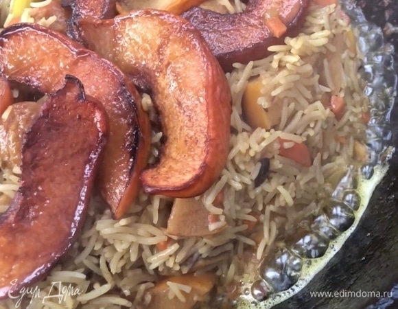 Как только рис достигнет состояния «почти готов» и вода почти вся выпарится, традиционно собираем «горку». Закапываем в нее чеснок. Обложить горку дольками обжаренной айвы.