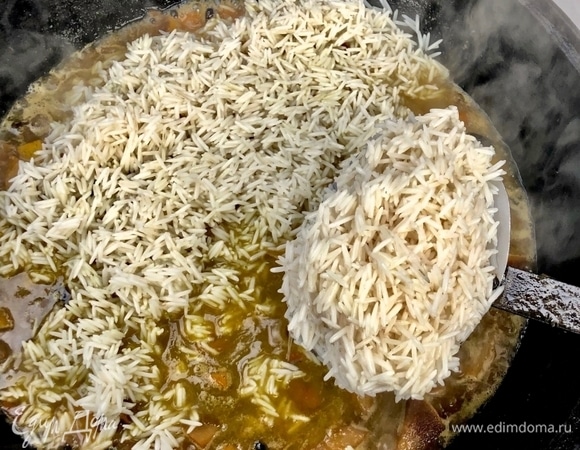 Рис. Воду слить, а рис шумовкой аккуратно выложить поверх зирвака. Выровнять не забудьте. Перед тем как закладывать рис, не забудьте из казана чеснок убрать.