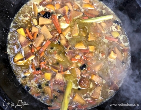 Зирвак варить «как всегда». На небольшом огне, чтобы не допустить сильного кипения. Так, ленивое «взбулькивание». Солить тоже так, как и обычно солим зирвак. До легкой солености. Пару головок чеснока в зирваке утопить лишним не будет. Варил я зирвак минут сорок. Потом попробовал и айву, и прочее. Знаете, все очень качественно «переженилось» и пропиталось именно «пловным» духом. Прав был Сталик, сказав в своем ролике о подобном плове, что было реальное ощущение, что варим обычный плов с мясом.