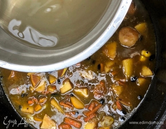 А дальше выливаем в казан воду. Ту, в которой была айва. Воды этой у меня образовалось около двух литров. Немного забегая вперед, скажу, что больше я воды не добавлял. Хватило и зирвак сварить, и рис.